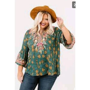 IMPRESSIONS  Light Embroidered Red Shift Top Curves Ladies size small